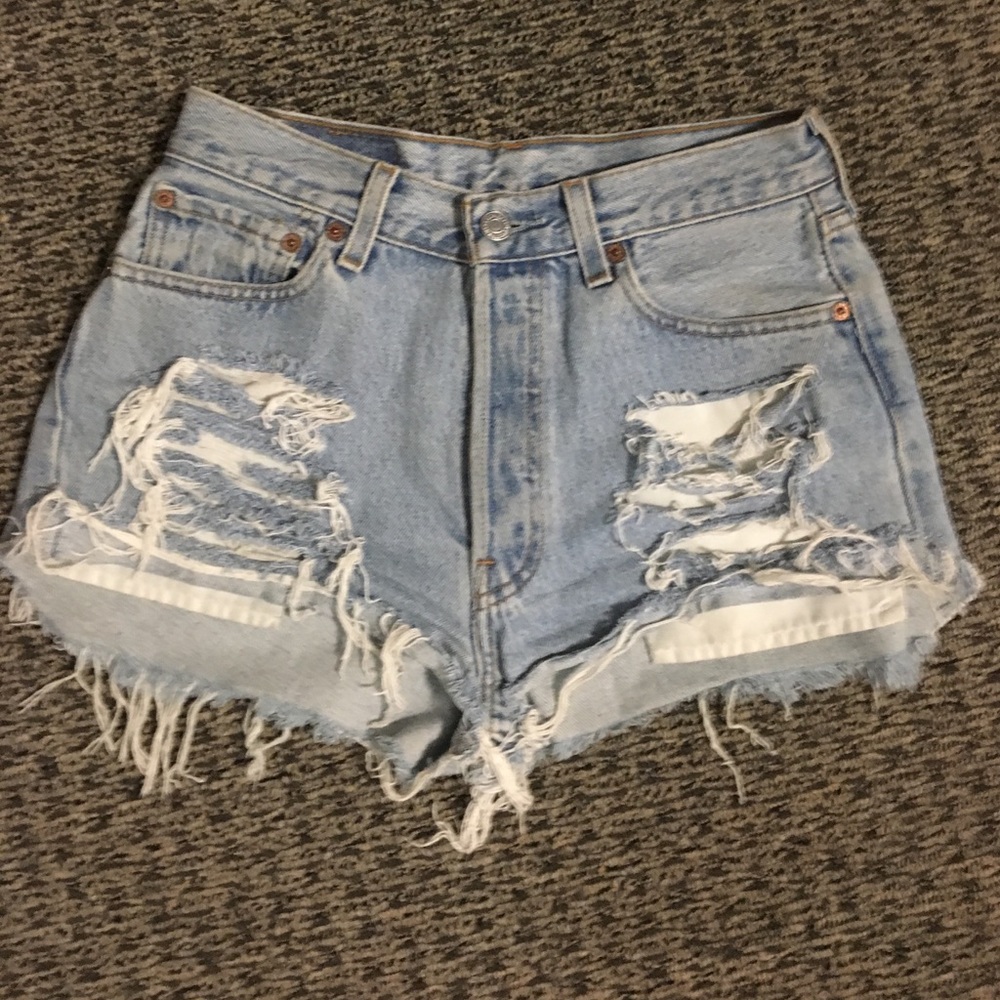 Light wash Levi shorts