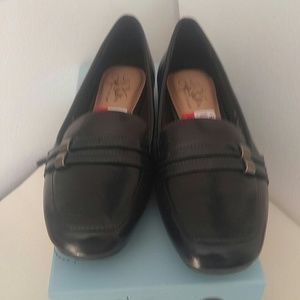 🌺PRICE REDUCED❤️Life Stride Navy Blue Flat Shoes