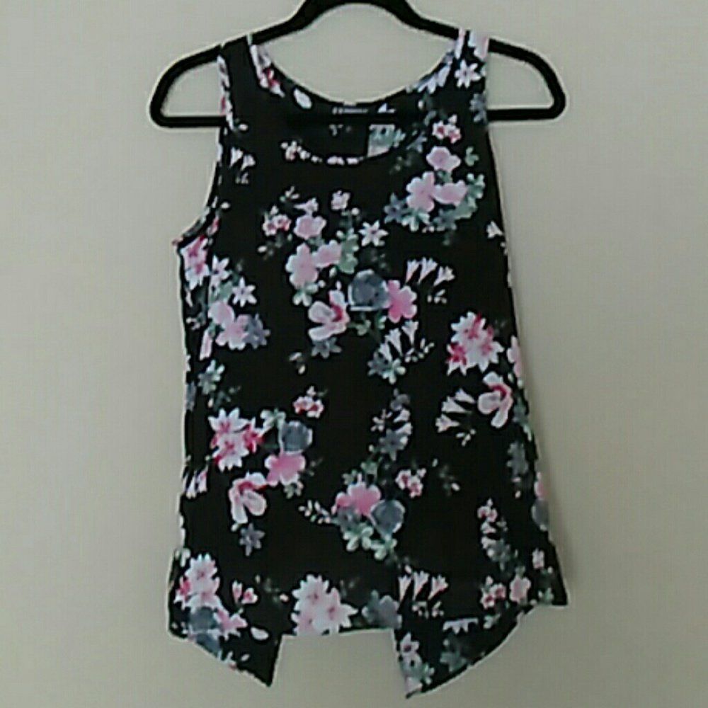 Flirtatious top perfect for any fashionable girl
