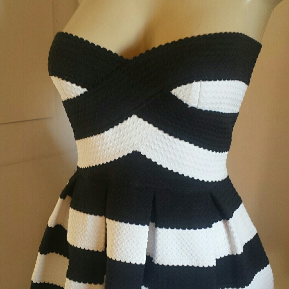 New SANS SOUCI  SM BLACK WHITE COCKTAIL DRESS - Picture 2 of 5