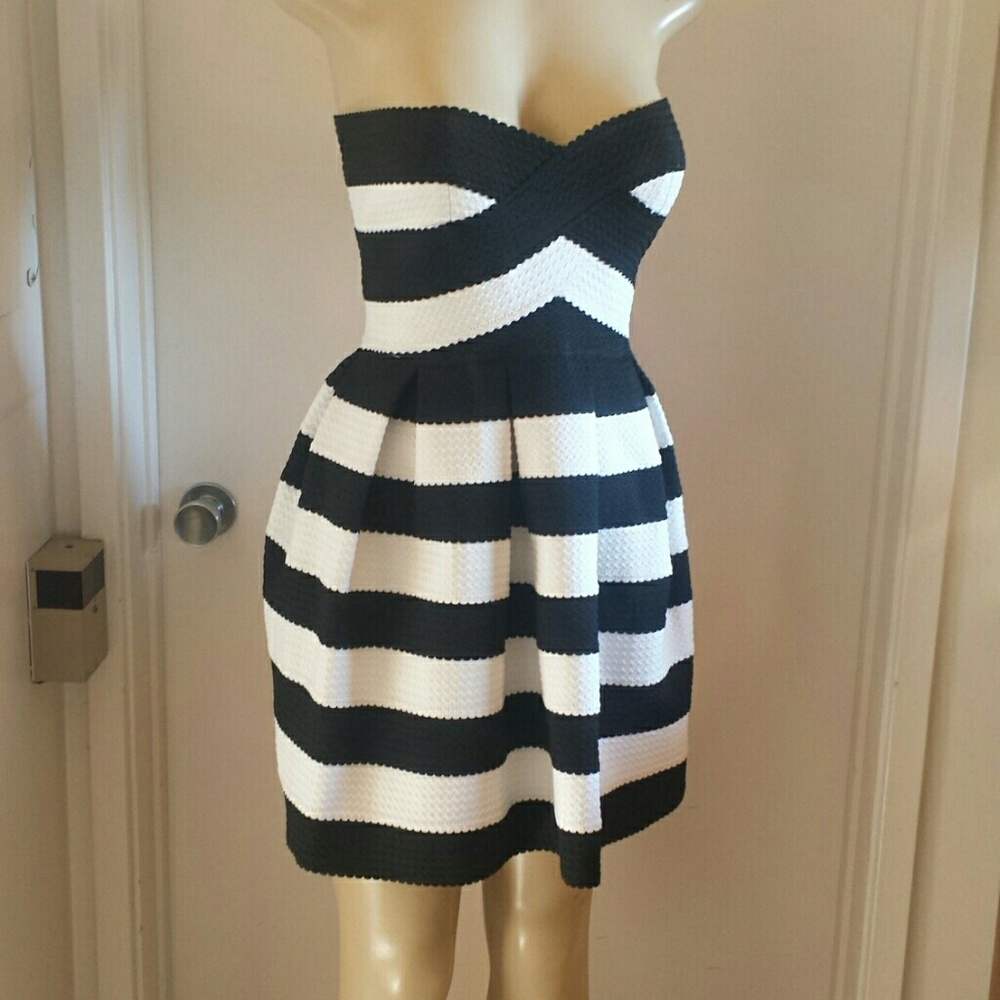 New SANS SOUCI  SM BLACK WHITE COCKTAIL DRESS - Picture 3 of 5