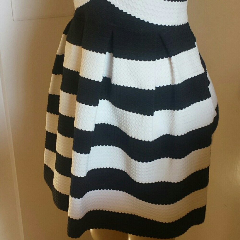 New SANS SOUCI  SM BLACK WHITE COCKTAIL DRESS - Picture 4 of 5