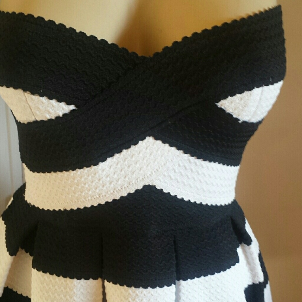 New SANS SOUCI  SM BLACK WHITE COCKTAIL DRESS - Picture 5 of 5