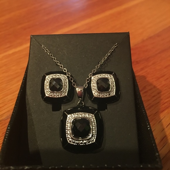 NWOT Earring and necklace set - Picture 2 of 4