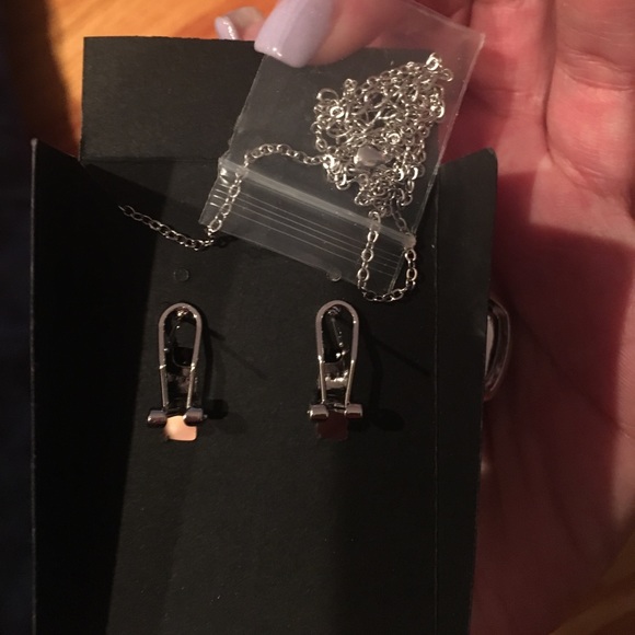 NWOT Earring and necklace set - Picture 3 of 4
