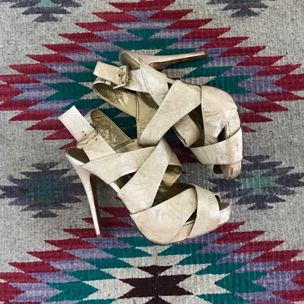 Report Signature Gold Heels