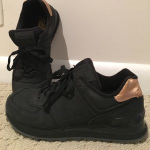 Like new New Balance Black & Gold sneaker!
