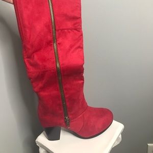 Red boots never worn