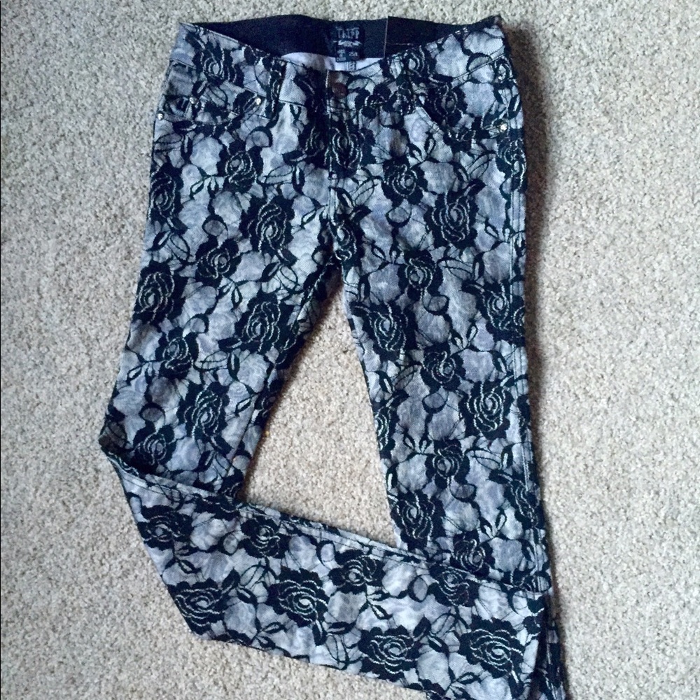 Skinny lace jeans. NWT