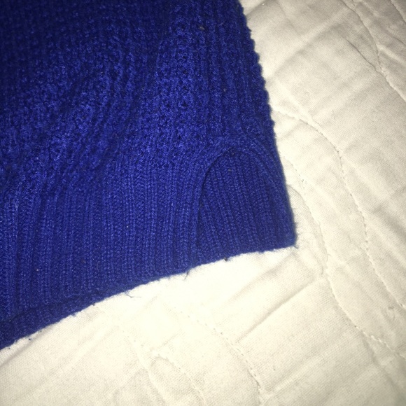 blue slightly cropped sweater with black stripe - Picture 3 of 4