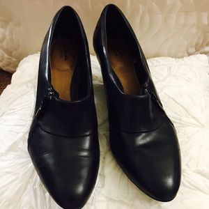 Clarks black zips heels