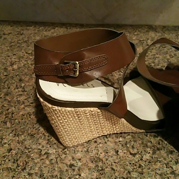 Sandal - Picture 2 of 4