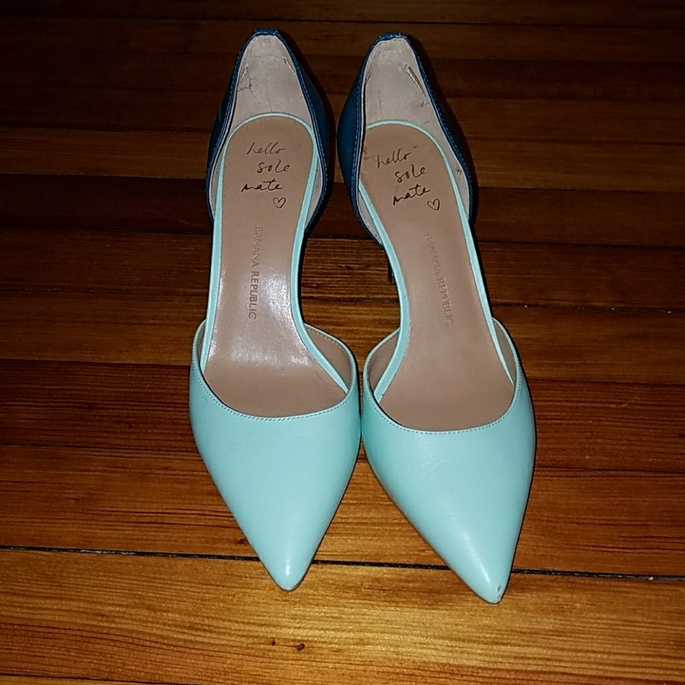 Banana Republic Color keyed pumps
