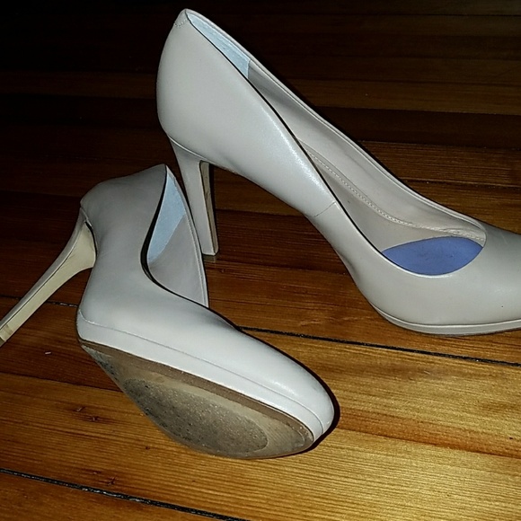 Banana Republic Shoes 3.5-4" heel Beige (Neutral) - Picture 3 of 3
