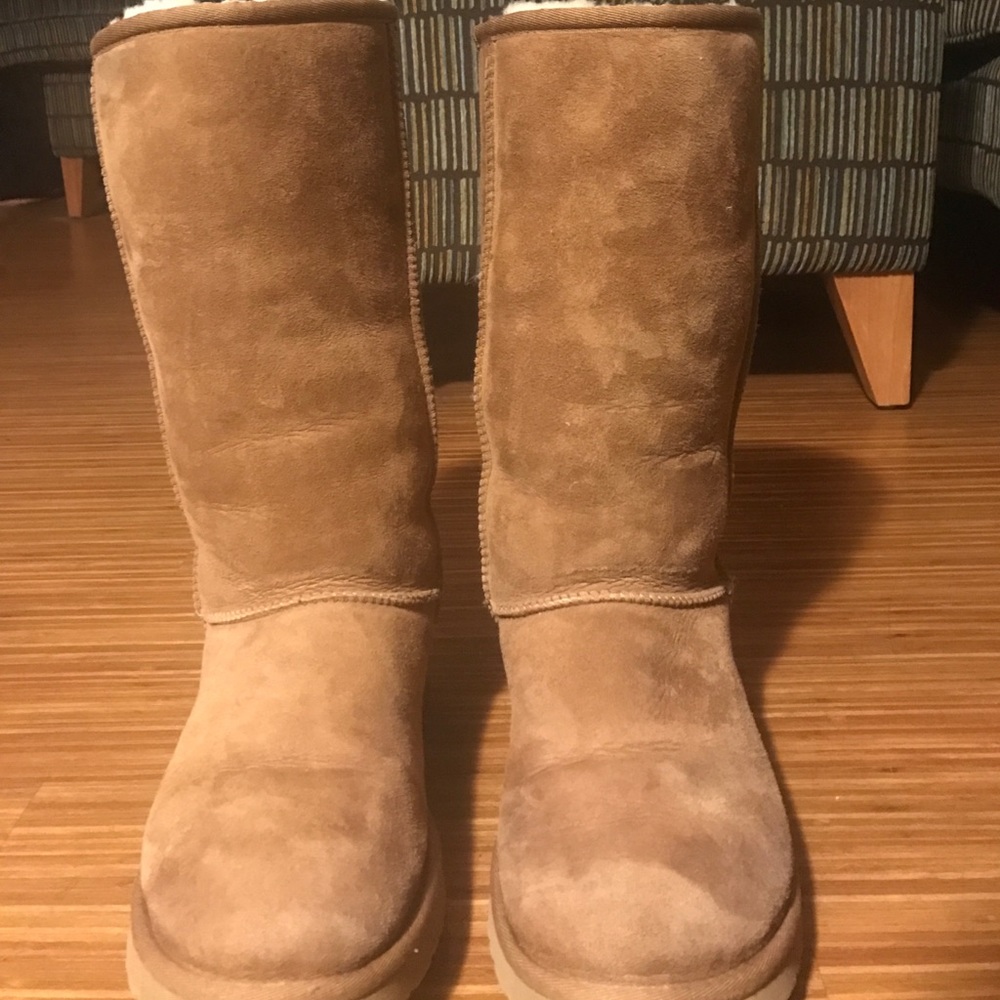 Comfy Chestnut UGGs barely worn!