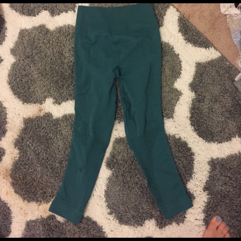 Lulu lemon crops- they fit size small