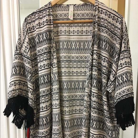 Fringe trim kimono. - Picture 2 of 3