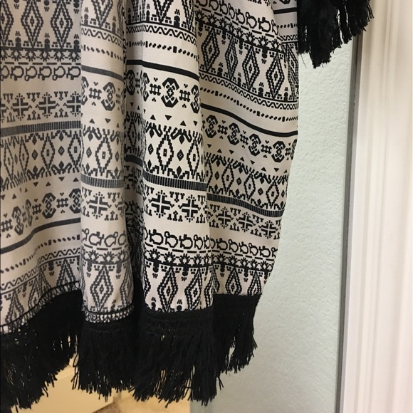 Fringe trim kimono. - Picture 3 of 3