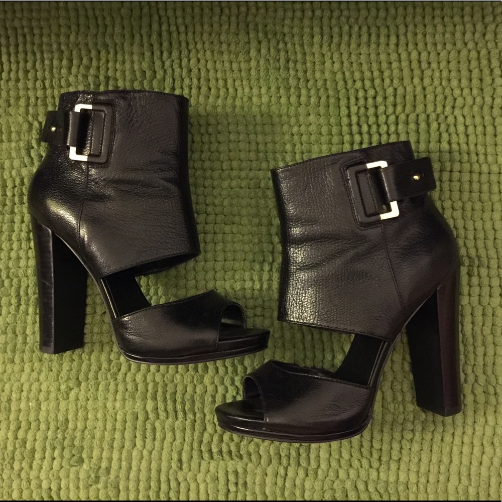 Open toe/bootie shoes.