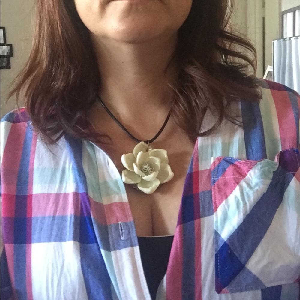 Shell Flower Necklace 🐚 - Picture 2 of 3