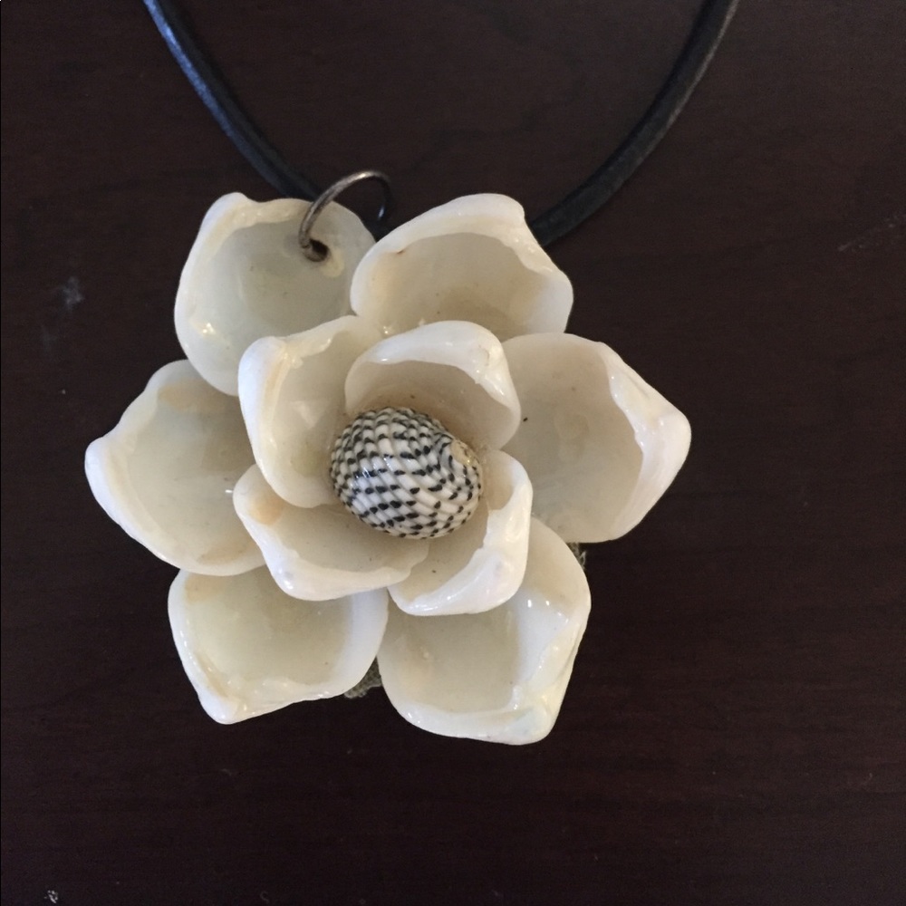 Shell Flower Necklace 🐚 - Picture 3 of 3