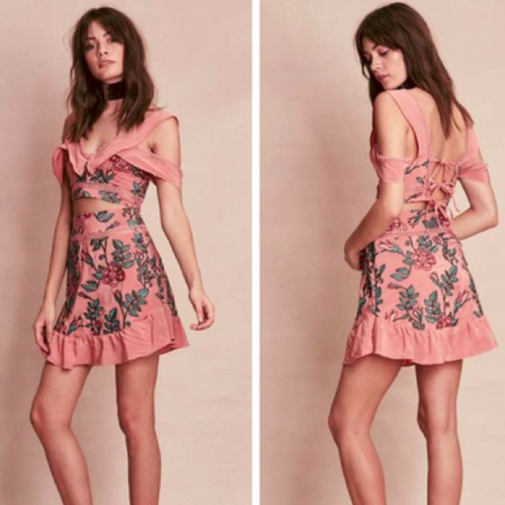 ISO FOR LOVE AND LEMONS CROP TOP❤❤