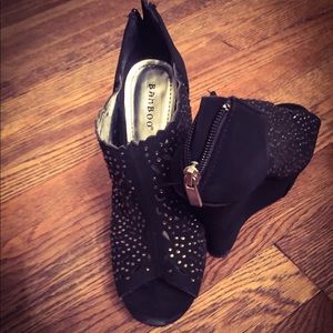 Opened toe wedges with crystal accent