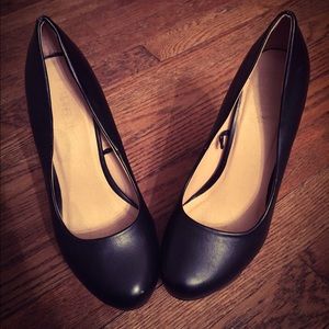 Price Drop This Week! Classic black wedges