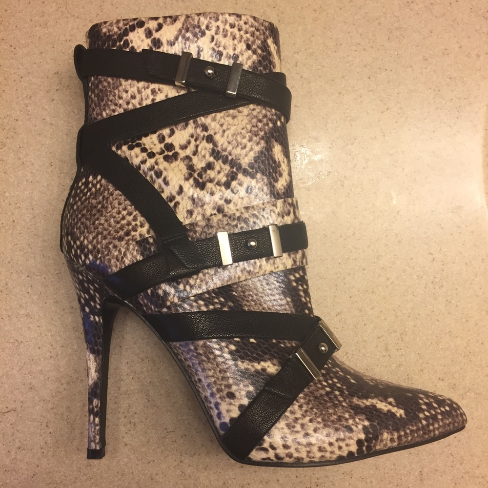 •• GUESS-Snakeskin Ankle Boots••