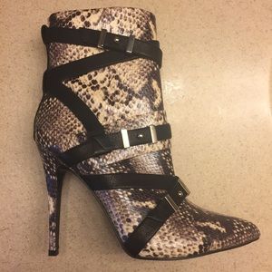 •• GUESS-Snakeskin Ankle Boots••