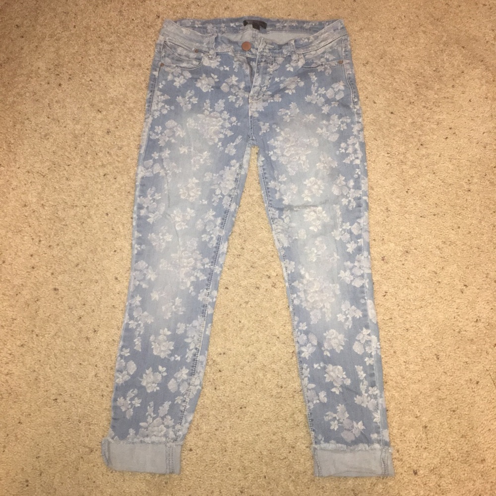 Floral print denim capris