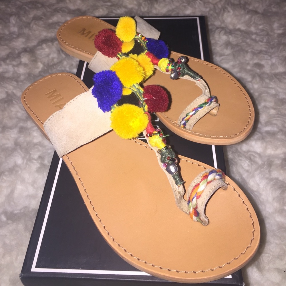 New in box Mia Dulcia Pom Pom sandals 7.5