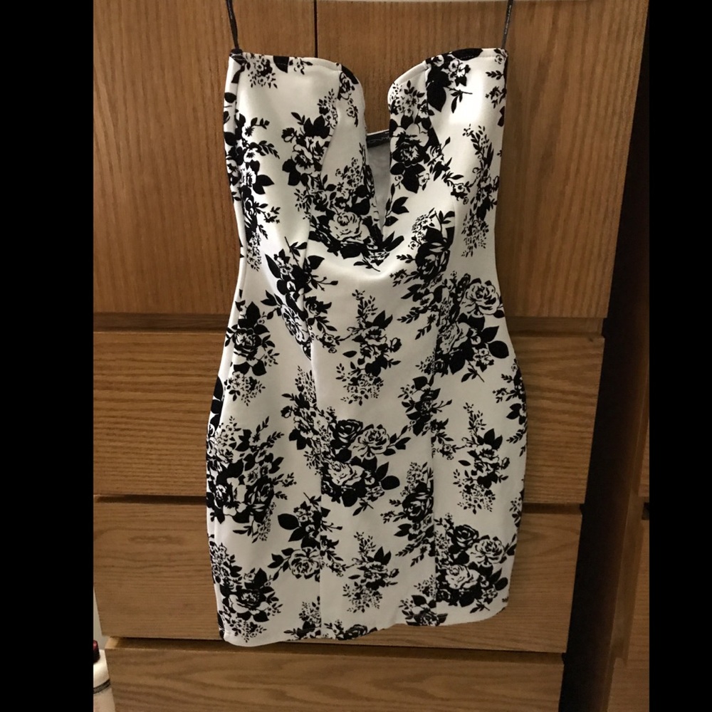 White & black floral strapless dress 😍