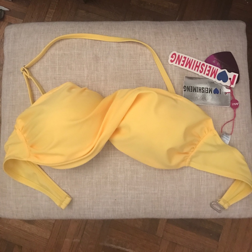 Bathing suit /bandeau, halter top.