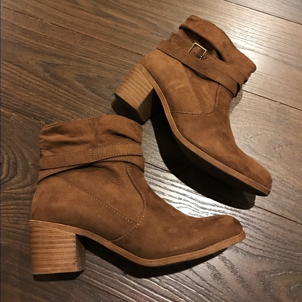 AE ANKLE BOOTIES
