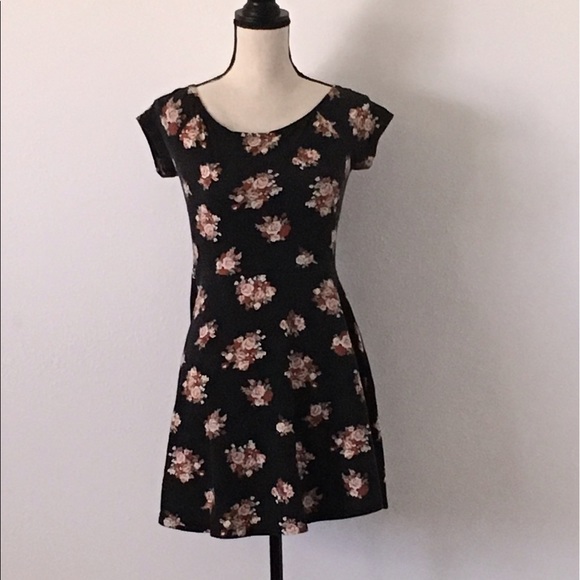 Forever 21 Dresses & Skirts - Floral dress❤