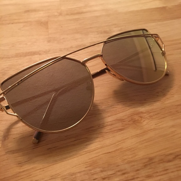 Rose Gold Mirror Sunglasses - Picture 2 of 4