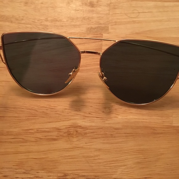 Rose Gold Mirror Sunglasses - Picture 3 of 4