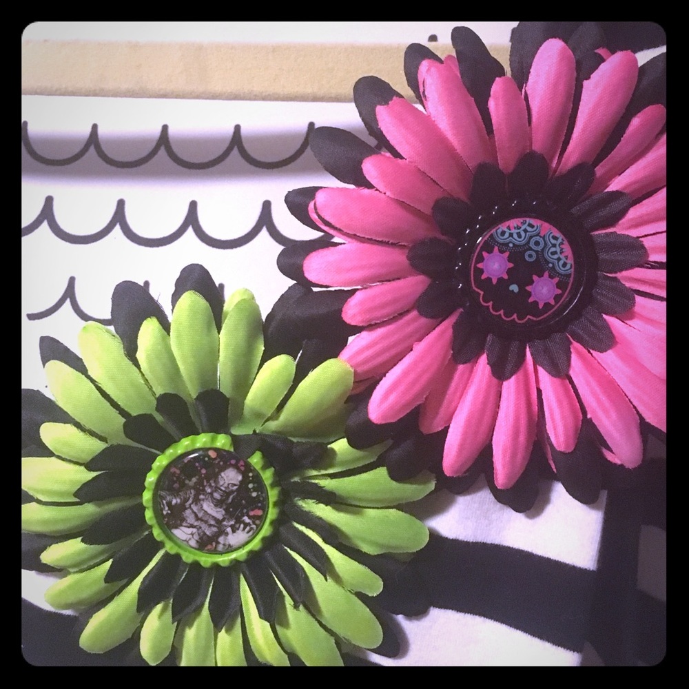 Skull Creature from the Black Lagoon hair flowers