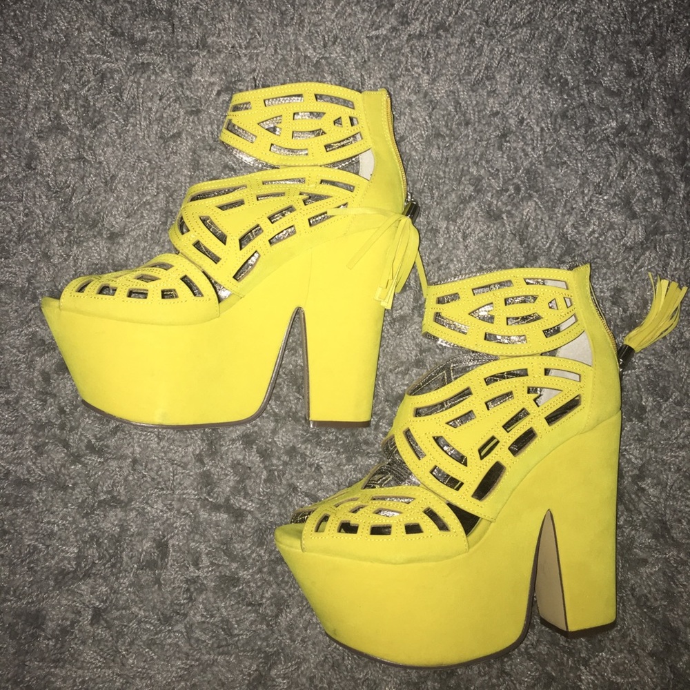 Micheal Antonio Yellow velvet Gaullists sandal