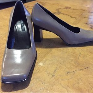 New Nine West taupe stacked heels sz 10