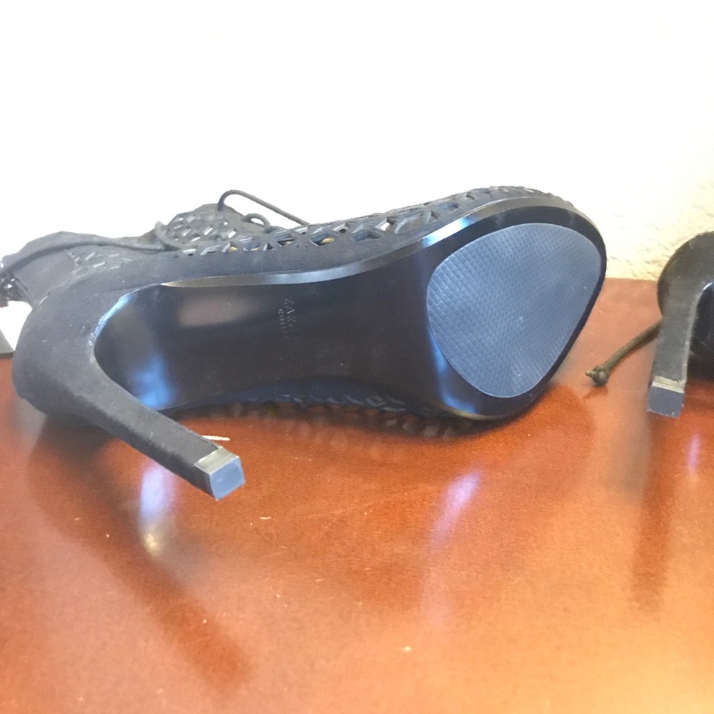 Heels - Picture 3 of 3