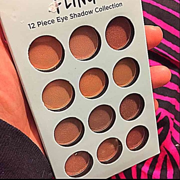 SPRING FLING 12COLORS EYESHADOW - Picture 3 of 3