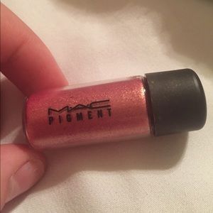 Small MAC pigment in rose