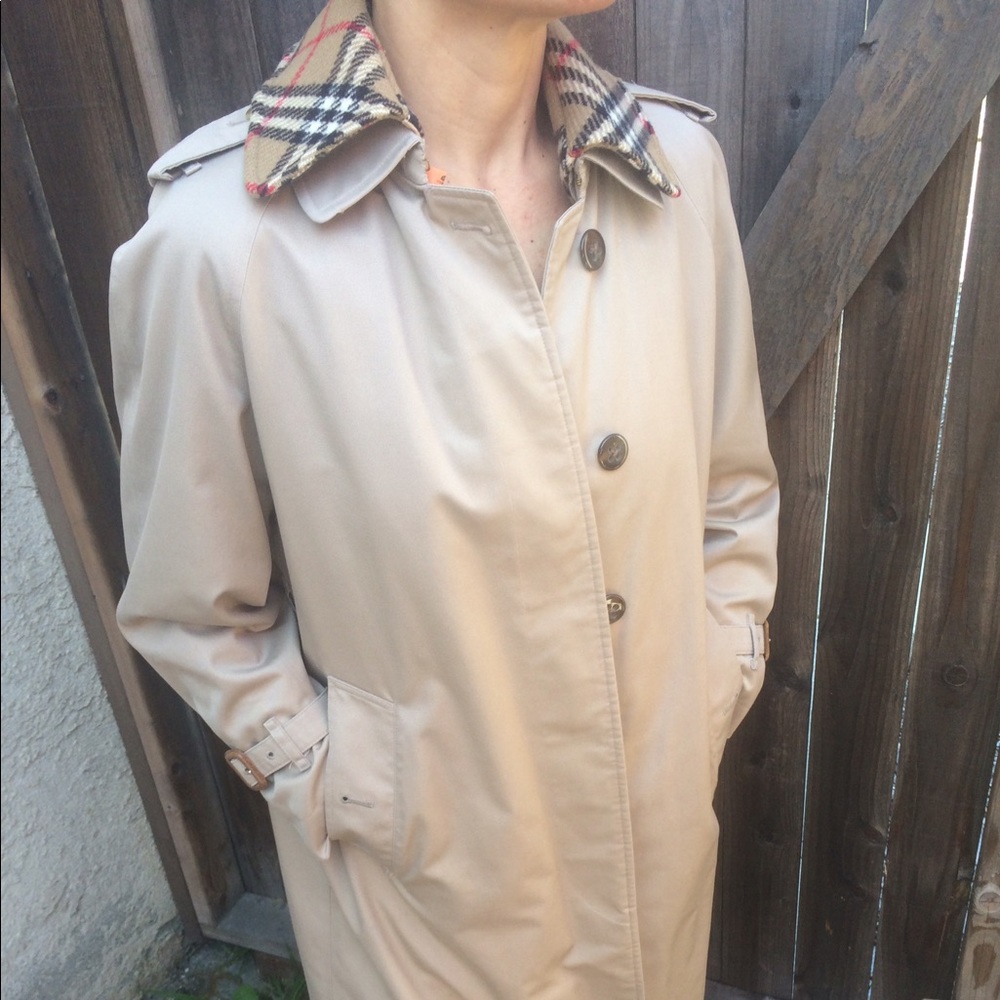 Vintage Burberry coat like New Open to trades