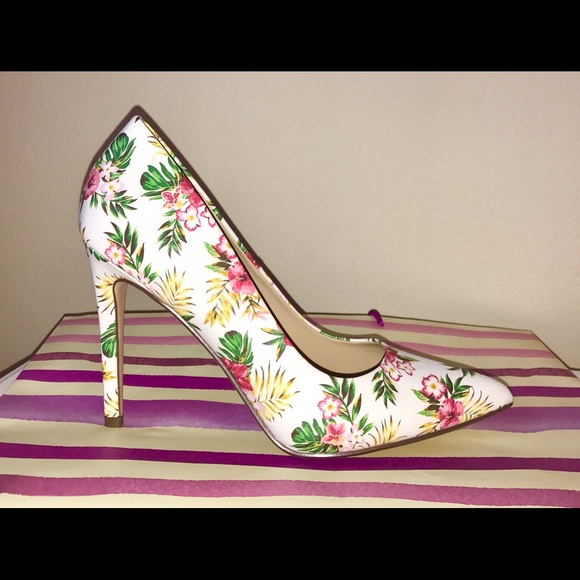 🌺Gorgeous white women's shoes👠 - Picture 3 of 6