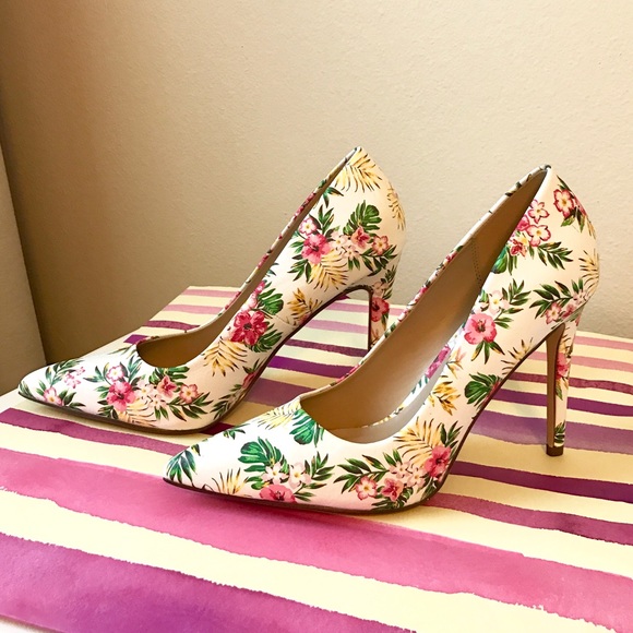 🌺Gorgeous white women's shoes👠 - Picture 5 of 6