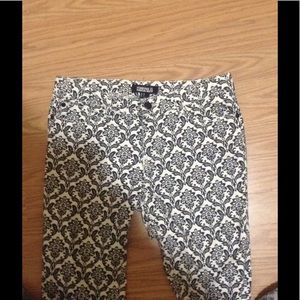 SALE! Forever 21 premium denim print Jean