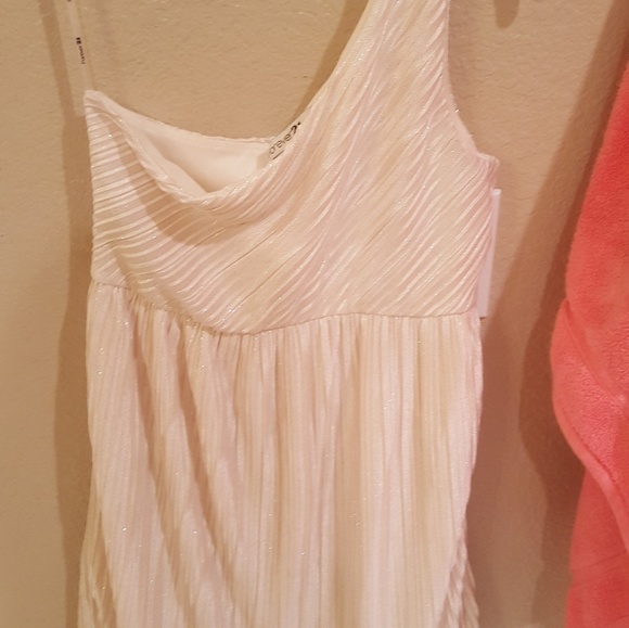 Dresses - Picture 4 of 8