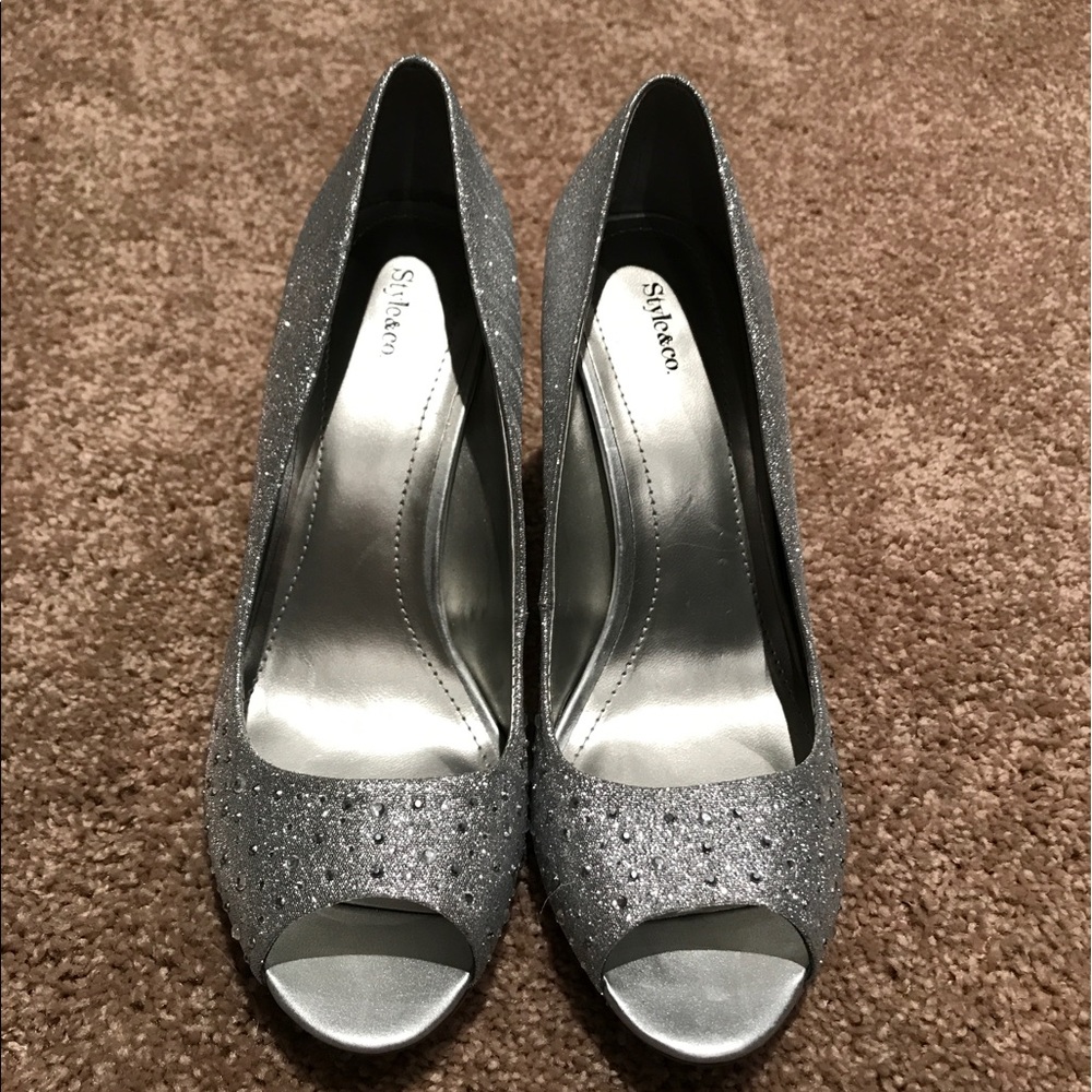 Style and co. Never been worn silver pumps size 8